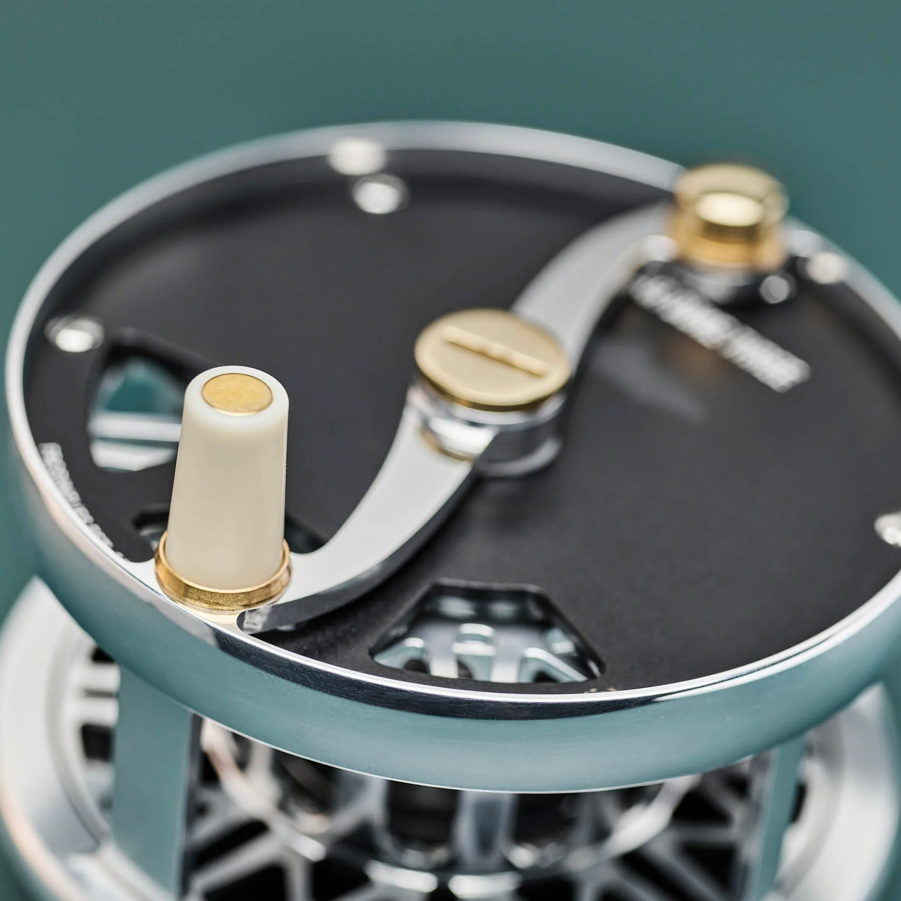 Frodin Salar Duke Fly Reel Hunter Green Product Image Handle Detail